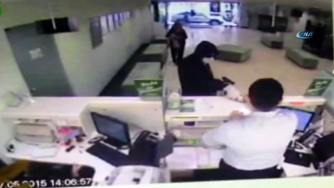 Şişli'de Banka Soygunu Görüntülendi