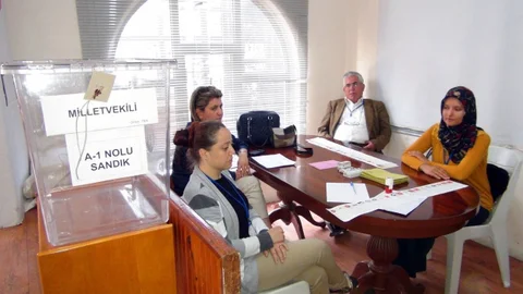 Taşucu'nda Seçim Sandığı Ama Seçmen Yok