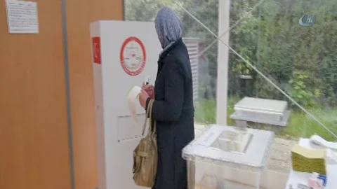 Fransa'daki Türkler Oy Kullandı