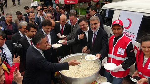 Taner Yıldız Pilav İkram Etti