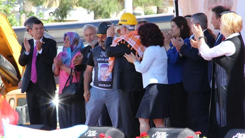 Kemal Kılıçdaroğlu'na Madenci Bareti Takıldı