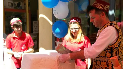 Kütahya'da Dev Dondurma Dağıtıldı