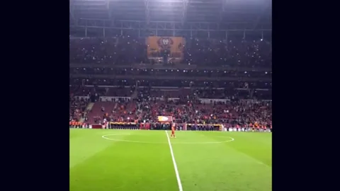 Sneijder'den Taraftara 3'lü Hareketi