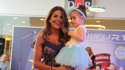 Özlem Yıldız Miniklerle Podyumda