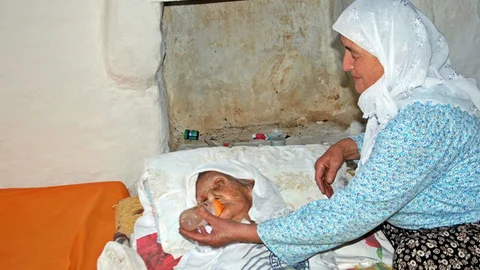 Huriye Nine, 112 Yaşında Biberonla Besleniyor