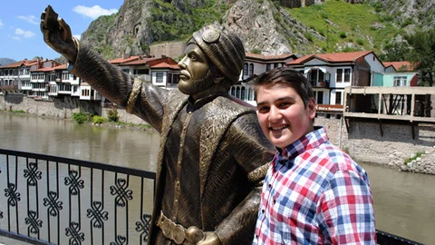 Amasya'da Şehzade Heykelinin Telefonu Kırıldı