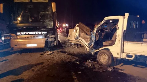 Kamyonet ile Otobüs Çarpıştı, 2 Yaralı!