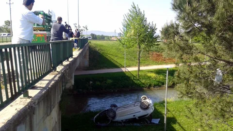 Bursa'da Köprüden Uçan Araçta Yaralılar Var