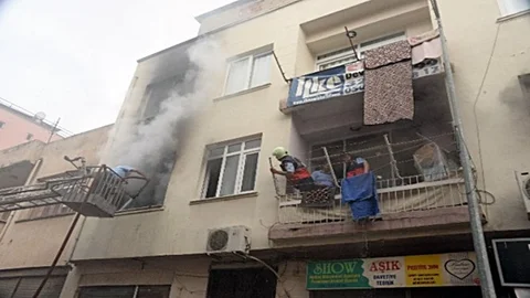 Mersin'de İki Katlı Binada Yangın Çıktı