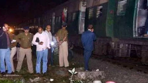 Hindistan'da Yolcu Treni Patladı