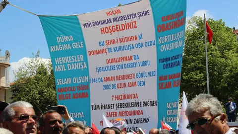 Kütahya'da Davutoğlu'na Teşekkür Pankartı