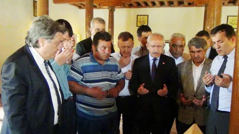 Kemal Kılıçdaroğlu Türbede Dua Etti