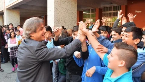 Beyoğlu'nda Öğrencilere Karne Hediyesi Verildi