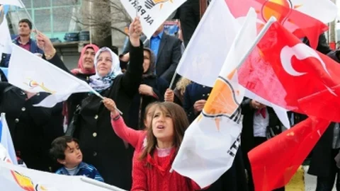 Prof. Dr. Çaha HDP'lilere Alkışlatma Yaptı