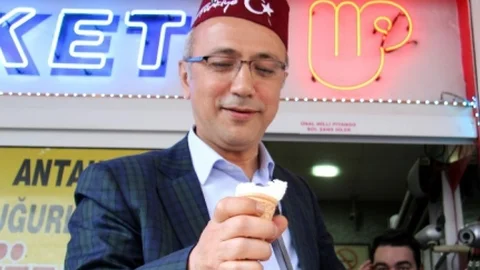 Lütfi Elvan Dondurma İkram Etti