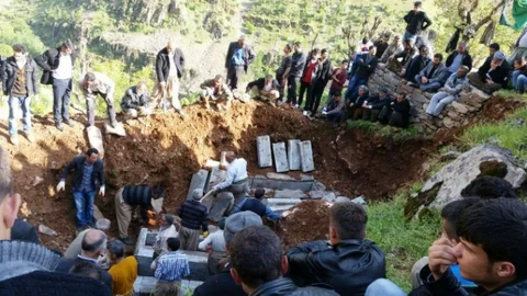 Hakkari'de Zap Suyuna Düşen Araçtan 5 Kişi Toprağa Verildi