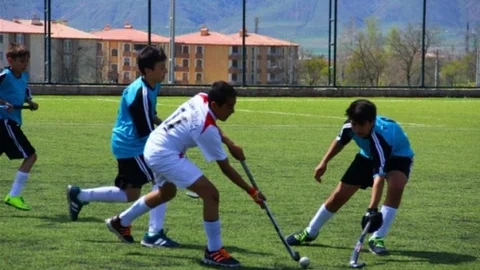 Erzincan'da Çim Hokeyi Müsabakaları Başladı