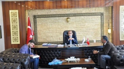 Hasankeyf Kaymakamına Kitap Hediye Edildi