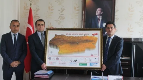 İdil Kaymakamı Öğretmeni Kutladı