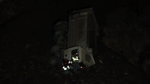 Kilimli'de Heyelan Sonucu Kamyon Uçuruma Düştü