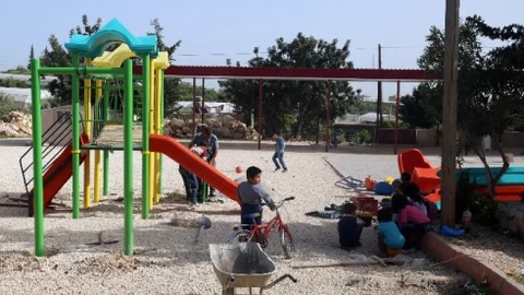 Erdemli'de Çocuklar Oyun Aletlerine Kavuştu