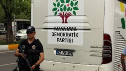 HDP'nin Diyarbakır'daki Seçim Otobüsü 42 Plaka ile Dikkat Çekiyor