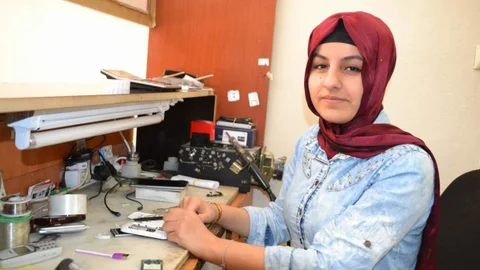 Siirt'te Kadın Telefon Tamircileri