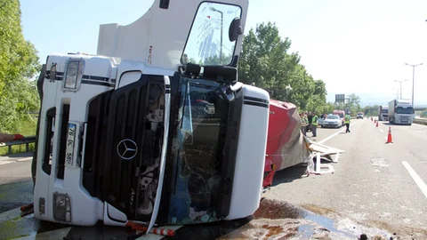 TIR Devrildi, 3 Kişi Yaralandı