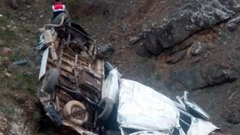 Gümüşhane'de Minibüs Uçuruma Yuvarlandı