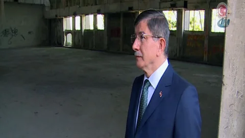 Ahmet Davutoğlu Yassıada'da Dua Etti