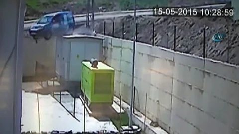 Batman'da Ticari Araç Bahçeye Uçtu