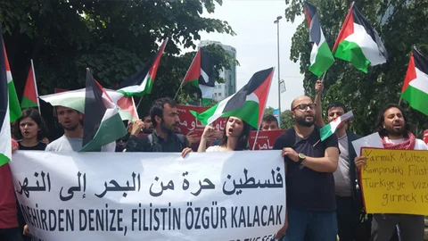 Filistinliler Beşiktaş'ta Protesto Düzenledi
