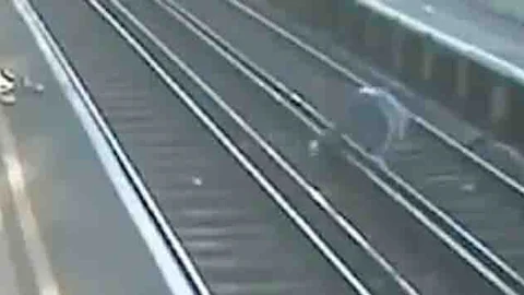 Genç Adamın Tehlikeli Tren Kaçışı