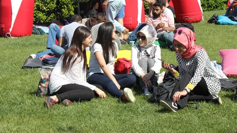 Athena ile Kemerburgaz'da Bahar Şenliği Coşkusu