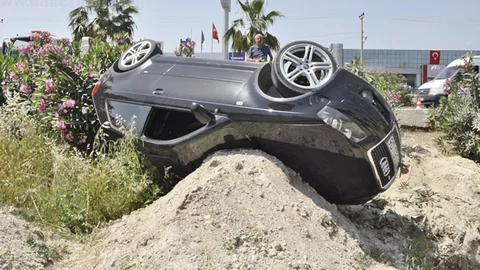 Antalya'da Takla Atan Otomobilin Sürücüsü Yaralanmadı