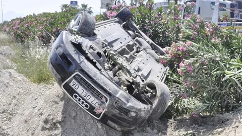 Antalya'da Takla Atan Araçta Sürücü Sağ Kurtuldu