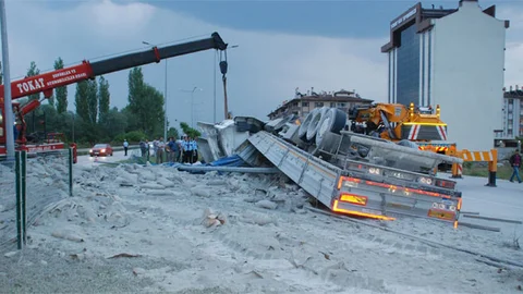 Tokat'ta TIR Devrildi, Sürücü Sıkıştı