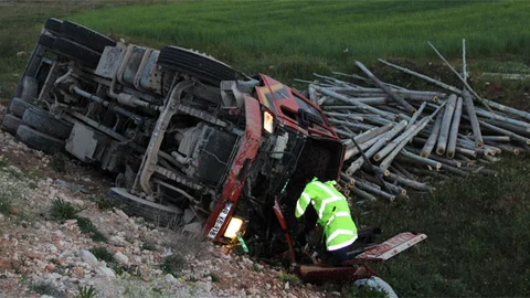 Karaman'da Kamyon Traktöre Çarptı