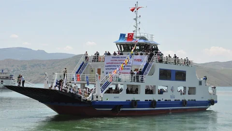 Tunceli'de İki Yeni Feribot Suya İndirildi