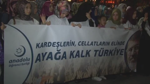 İstanbul'da Mursi İdam Kararına Protesto