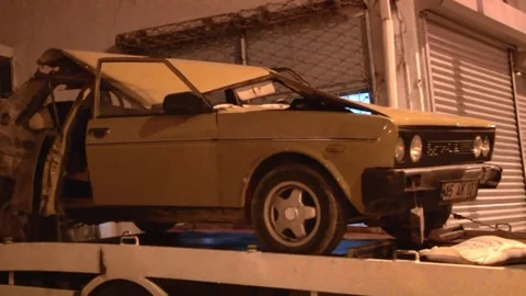 İzmir'de Kamyon Devrildi, İki Yaralı