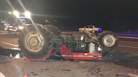 Sakarya'da Traktör Otomobille Çarpıştı