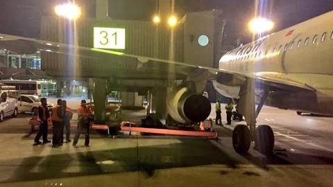 THY Uçağı Körüğe Çarptı