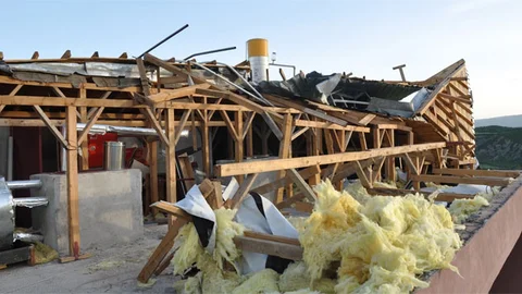 Tunceli'de Çatıları Uçuran Fırtına