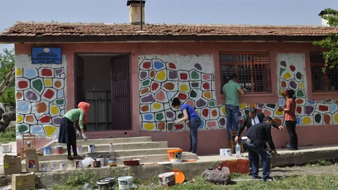 Siverek'te Öğretmenler Okul Boyuyor