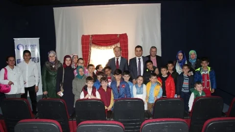 Çocuklar Tiyatroda Eğlenceli Anlar Yaşadı