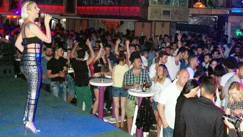 Tuğba Özerk Bodrum'da Hayranlarıyla Buluştu