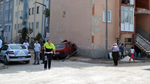 Bursa'da Otomobil Bina Deldi