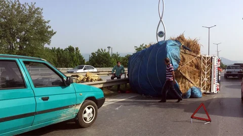 Sakarya'da Saman Yüklü Kamyonet Devrildi