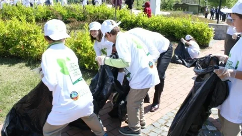 Serdivan'da Öğrenciler Temizlik Yaptı
